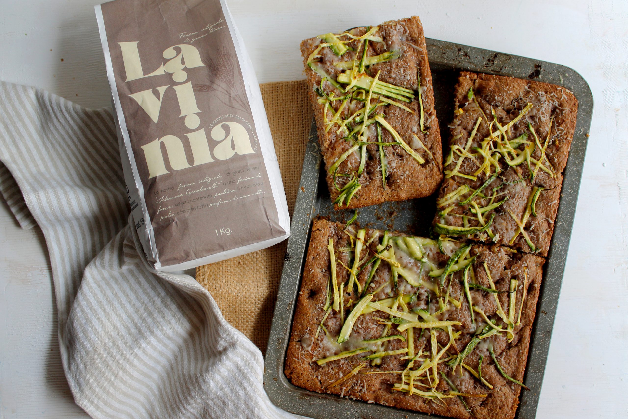 Focaccia integrale con zucchine a julienne e la confezione della farina Lavinia integrale da 1kg