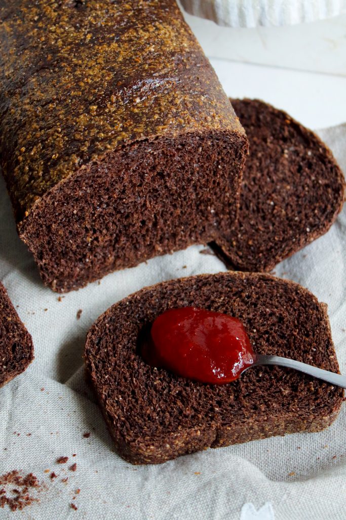Pan bauletto integrale al cacao con un cucchiaino di confettura di fragole
