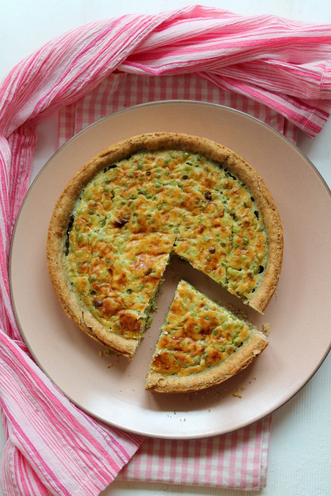 Torta salata di piselli e caprino con guscio di pasta semi-integrale, vista dall'alto
