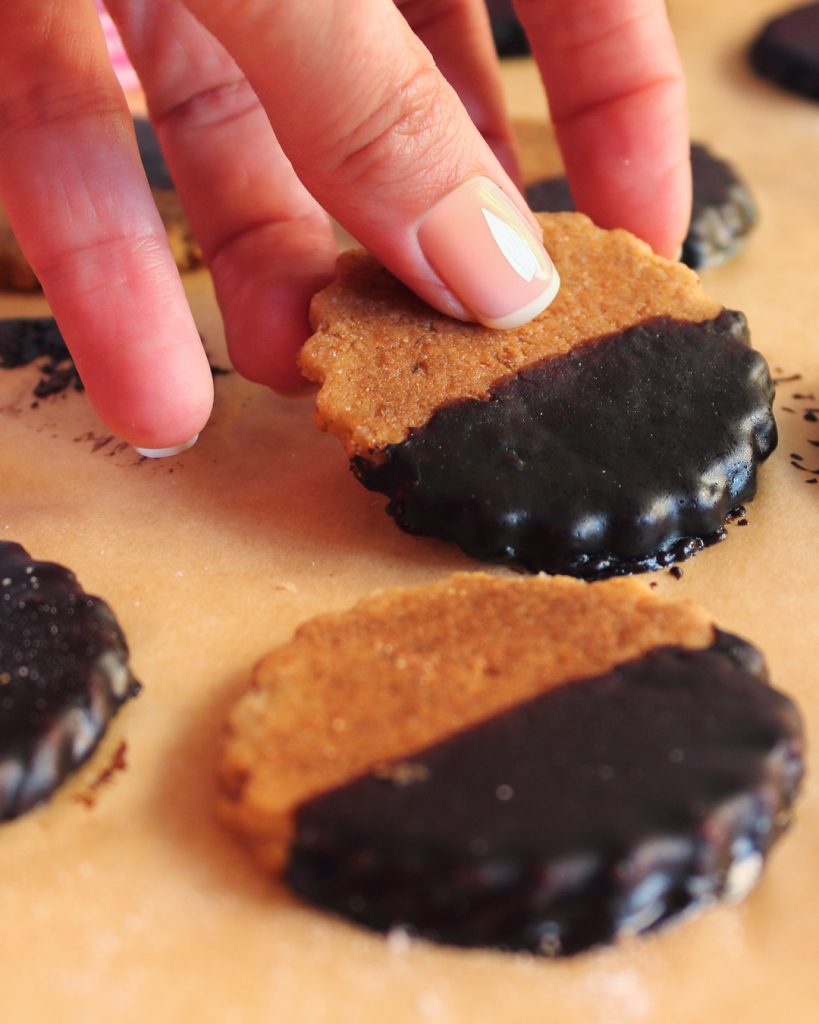 Come fare biscotti al microonde: biscotti glassati al cioccolato appena sfornati