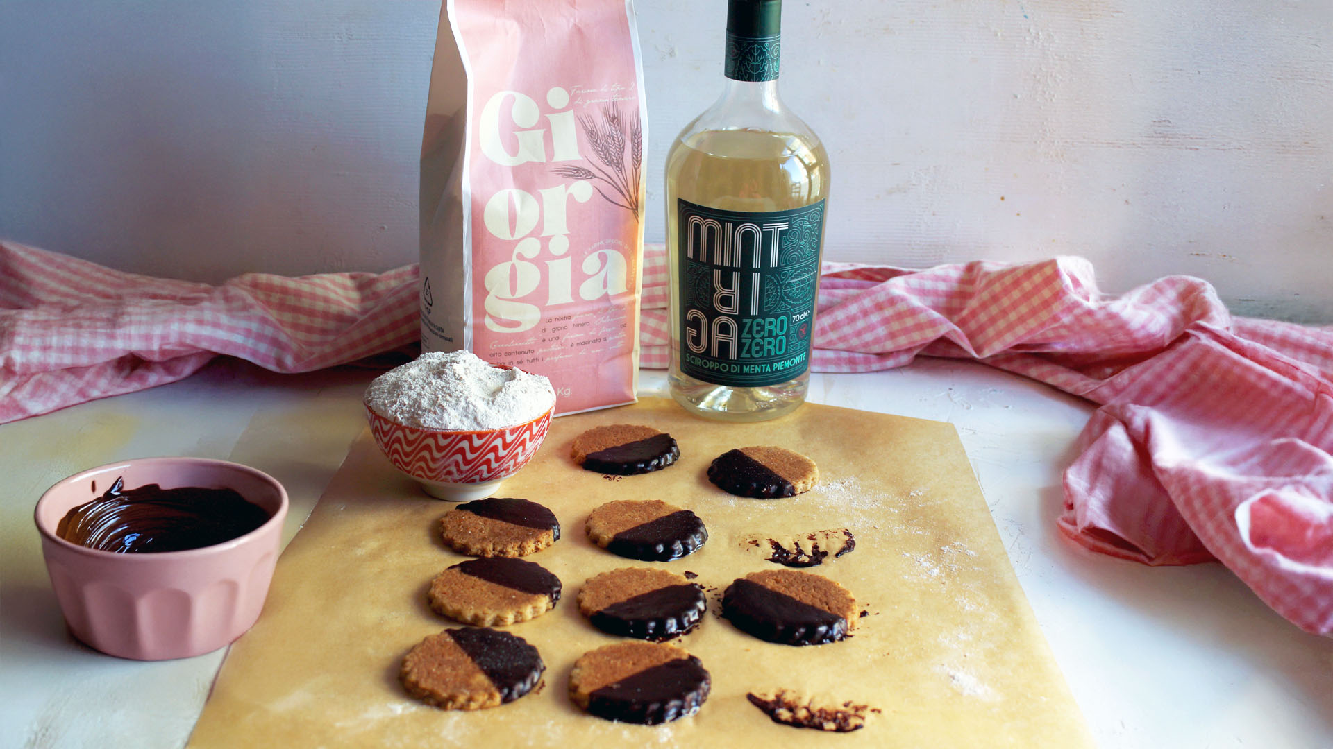 Biscotti al microonde senza forno con glassa al cioccolato, farina Giorgia Tipo 2 e sciroppo di menta Mintriga