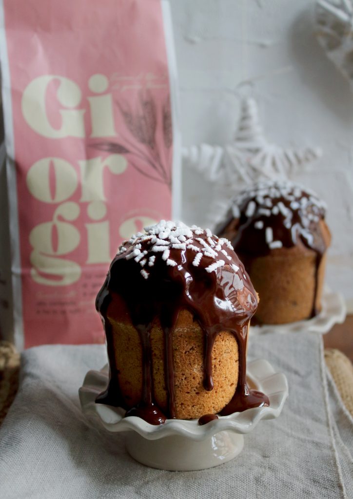 Piccoli panettoni ricoperti di cioccolato con granella di zucchero. Immagine tratta dal nostro ricettario dedicato ai dolci di Natale